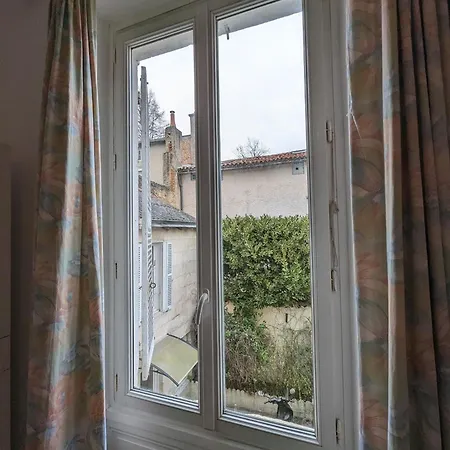 Meublés Anatole France Proche Centre Ville, Futuroscope Et Technopole Apartamento *