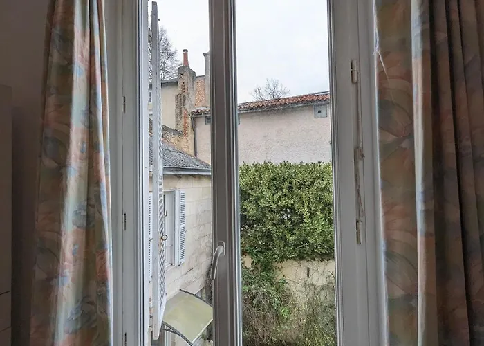 Maison Et D'anatole France Proche Centre-ville, Universite - Chu, Patinoire Et Futuroscope Apartment *