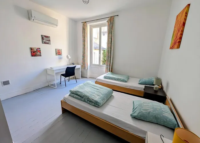 Apartment Maison Et D'anatole France Proche Centre-ville, Universite - Chu, Patinoire Et Futuroscope *